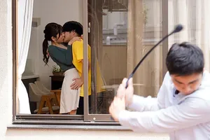 Quản lý nữ vú đẹp nhờ cậu nhân viên mát-xa sau khi uống say trong chuyến công tác