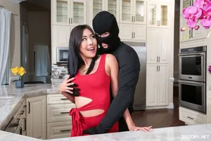 Bà xã trẻ chấp nhận mút cho chủ nợ của anh xã để trừ nợ