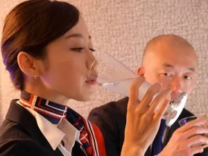Hẹn hò với một cô gái dễ thương mặc đồ xanh, liếm và cưỡi cô ấy thật mạnh...