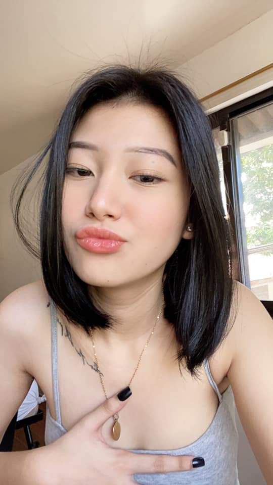 Đường Yên, một con điếm ngực lớn trong ngành công nghiệp khiêu dâm, thủ dâm và từ từ tháo ngón tay ra để chạm vào âm hộ của mình. Mèo của tôi ngứa quá. Bố đang quan hệ với con. Cái cu giả nổ tung trong âm hộ của tôi.