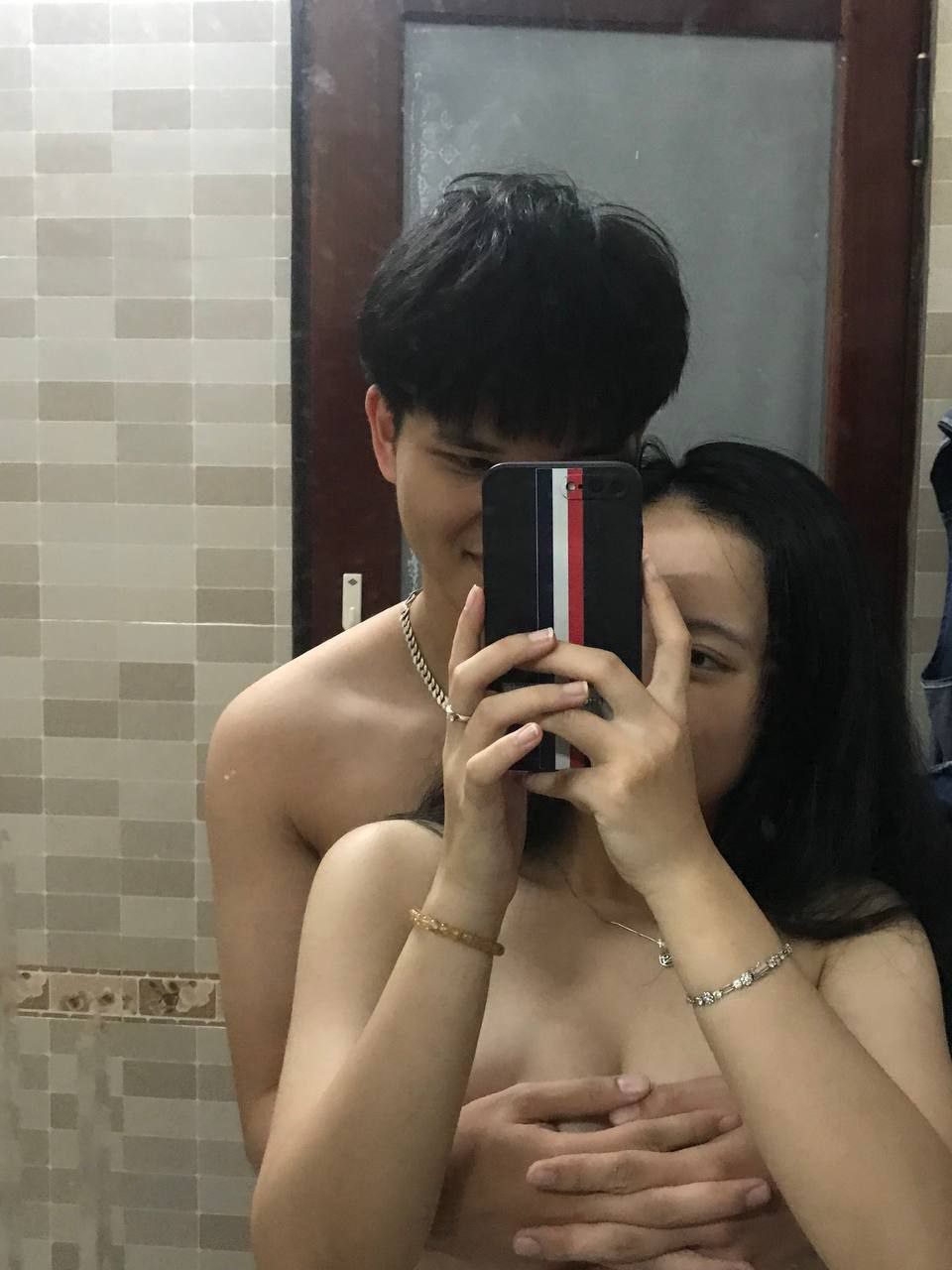 Thanh niên cao tay đưa cả 2 chị đồng nghiệp vào khách sạn