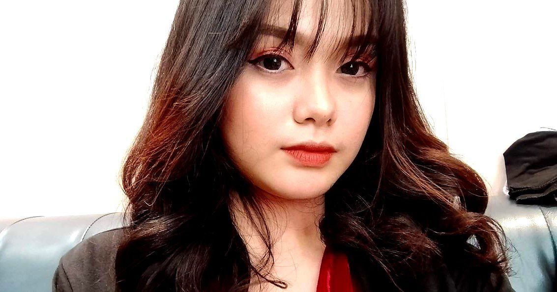 Cô gái trẻ JVID sử dụng dụng cụ đo để đo vòng một và lấy máy rung ra để thủ dâm!